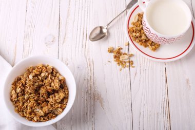 Tahıl kahvaltı için geçerli. Süt lezzetli yüzük.