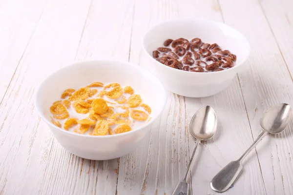 Céréales pour le petit déjeuner est sur la table. Délicieux anneaux de lait . — Photo