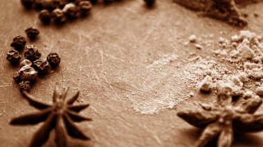 Mutfakta masada yalan tarçın. Baharat için