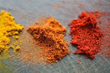 Doğu çeşniler bir masada evde dağılmış. Zerdeçal ve pe