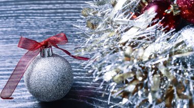 Noel topları ve tinsel evi dekore etmek için. Renkli garla