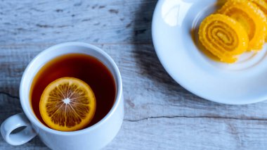 Sabahları kahvaltıda limonlu çay. Sıcak bir içecek