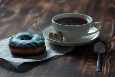 Üzerinde ahşap arka plan üzerinde bir tatlı tatlı çörek
