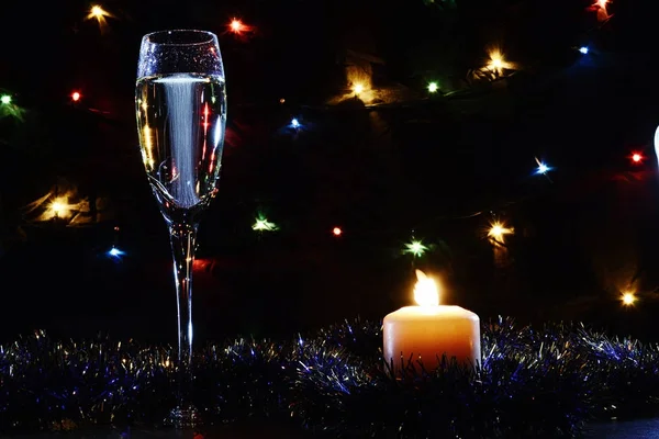 Wysokiej szklanki szampana. Dobry Duch nowy rok. Świece i ch — Zdjęcie stockowe