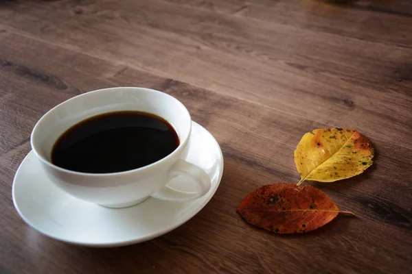 Objekte auf einem Holztisch, eine Tasse Kaffee und ein Buch — Stockfoto
