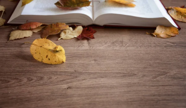 Objetos en una mesa de madera una taza de café — Foto de Stock