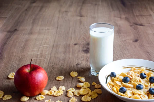 Cereales y frutas para el desayuno en la mesa. Deliciosa comida en h — Foto de Stock