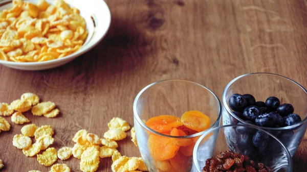 穀物や果物は朝食テーブルの上。H でおいしいお食事 — ストック写真