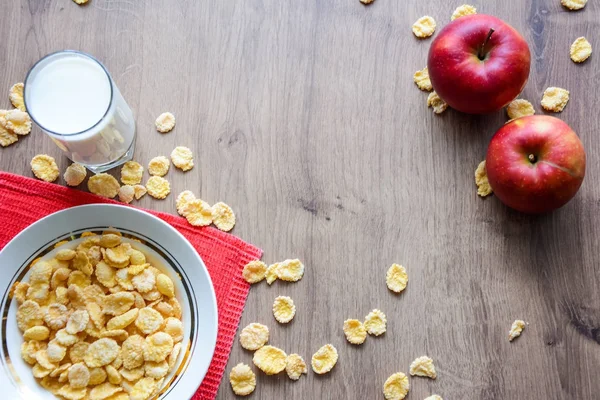 Cereal and fruit for Breakfast on the table. Delicious food at h — Stock Photo, Image