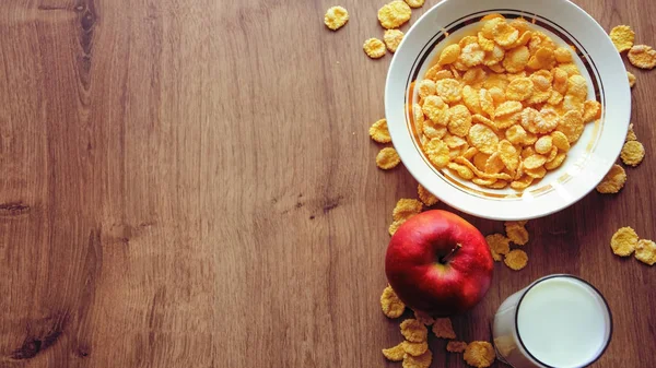 Müsli und Obst zum Frühstück auf dem Tisch. leckeres Essen bei h — Stockfoto