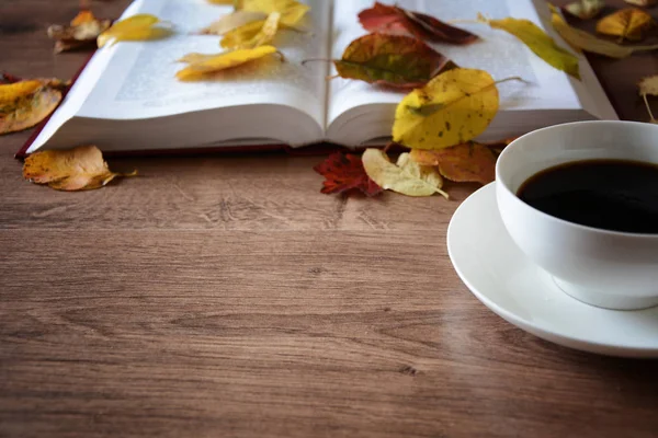 Объекты на деревянном столе чашка кофе и книга Лицензионные Стоковые Изображения