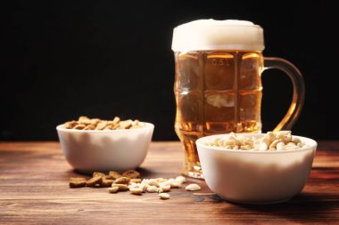 Bir kupa ve atıştırmalık hafif bira