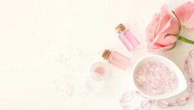 Aromaterapi. Küçük cam şişe kozmetik yağlar ile. Banyo tuzu.