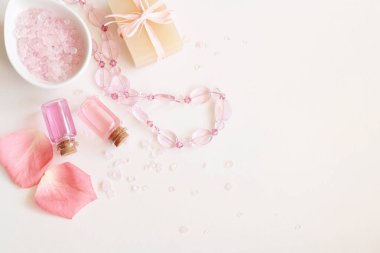 Aromaterapi. Küçük cam şişe kozmetik yağlar ile. Banyo tuzu.