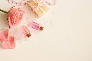 Aromaterapi. Küçük cam şişe kozmetik yağlar ile. Banyo tuzu.