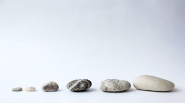Taşlar dengesi. Taşlar üzerinde beyaz bir backgrou spa uygulamaları için