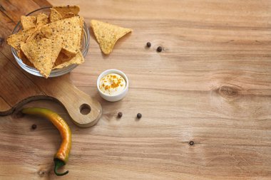 Mısır cipsi kavanozun içinde. Bira Meksika cips için geleneksel snack