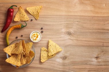 Mısır cipsi kavanozun içinde. Bira Meksika cips için geleneksel snack