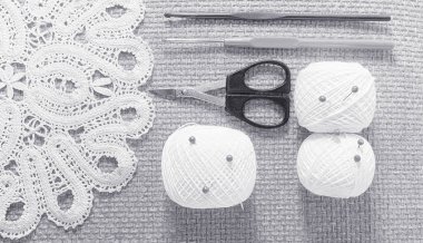 Nesneler için dikiş. Makas ve toplu iğneler. Hanks iplik mat. İğne