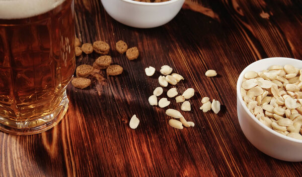 Пиво в кружке и закуска
