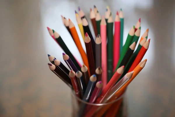 五颜六色的铅笔在桌上。一叠彩色铅笔 — 图库照片