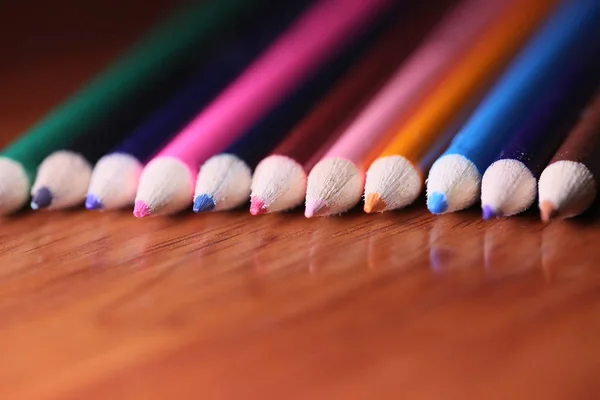 Многоцветные карандаши на столе. Куча цветных карандашей ти — стоковое фото