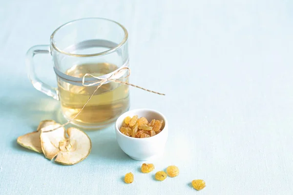 Kurutulmuş meyve kompostosu. Cam bardak kuru meyveler bir içki ile,