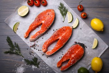 Balık yemek için masaya dilimlenmiş. Lezzetli deniz ürünleri yemeği. Tr