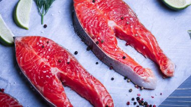 Balık yemek için masaya dilimlenmiş. Lezzetli deniz ürünleri yemeği. Tr