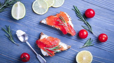 Balık yemek için masaya dilimlenmiş. Lezzetli deniz ürünleri yemeği. Tr