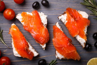 Balık yemek için masaya dilimlenmiş. Lezzetli deniz ürünleri yemeği. Tr