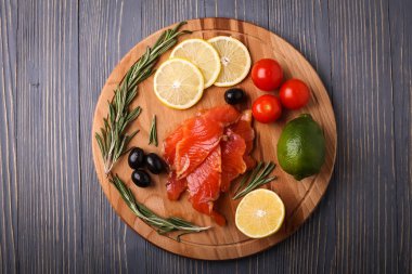 Balık yemek için masaya dilimlenmiş. Lezzetli deniz ürünleri yemeği. Tr