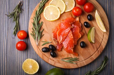 Balık yemek için masaya dilimlenmiş. Lezzetli deniz ürünleri yemeği. Tr