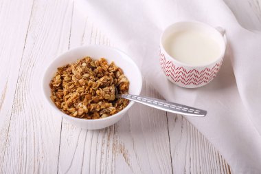 Tahıl kahvaltı için geçerli. Süt lezzetli yüzük.