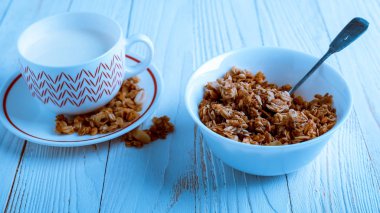 Tahıl kahvaltı için geçerli. Süt lezzetli yüzük.