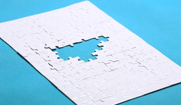 Szczegóły biały puzzle na zielonym tle. Puzzle jest puz — Zdjęcie stockowe