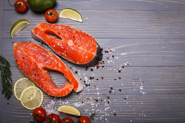 Balık yemek için masaya dilimlenmiş. Lezzetli deniz ürünleri yemeği. Tr