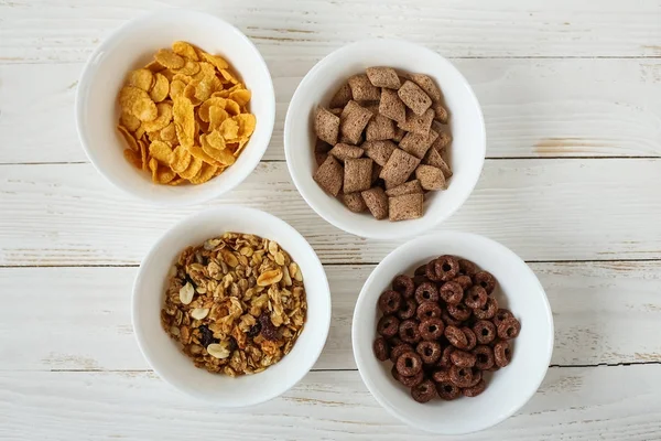 O Cereal for Breakfast está em cima da mesa. Anéis deliciosos de leite . — Fotografia de Stock