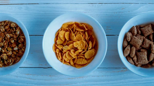 O Cereal for Breakfast está em cima da mesa. Anéis deliciosos de leite . — Fotografia de Stock