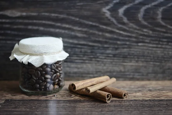 Кофейные зерна на деревянном столе — стоковое фото