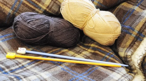 Fils et aiguilles à tricoter sur la table dans la pièce — Photo