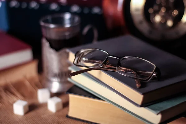 Eski kitaplar ve akşam çayına. Bir bardak içki masasında. ,