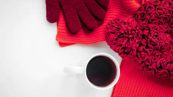 Bufanda y sombrero de punto sobre la mesa. Ropa abrigada para el otoño y wi —  Fotos de Stock