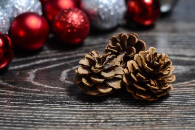 Noel topları ve tinsel evi dekore etmek için. Renkli garla