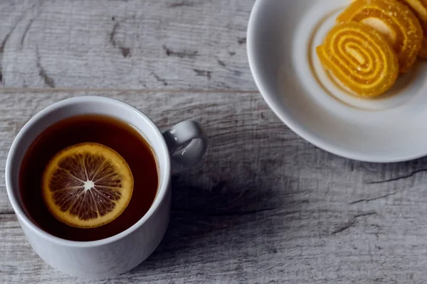Chá com limão para o café da manhã. Uma bebida quente no — Fotografia de Stock