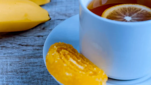 Chá com limão para o café da manhã. Uma bebida quente no — Fotografia de Stock