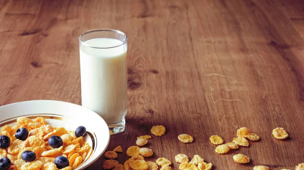 Cereales y frutas para el desayuno en la mesa. Deliciosa comida en h — Foto de Stock