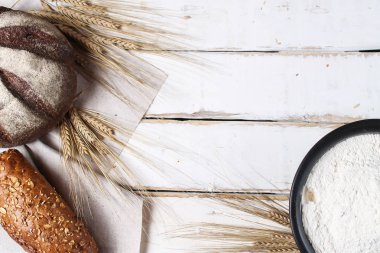 Taze pişmiş ekmek buğday kulaklı. Buğday sarı. Kahvaltı