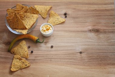 Mısır cipsi kavanozun içinde. Bira Meksika cips için geleneksel snack