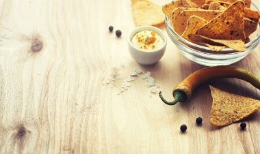 Mısır cipsi kavanozun içinde. Bira Meksika cips için geleneksel snack